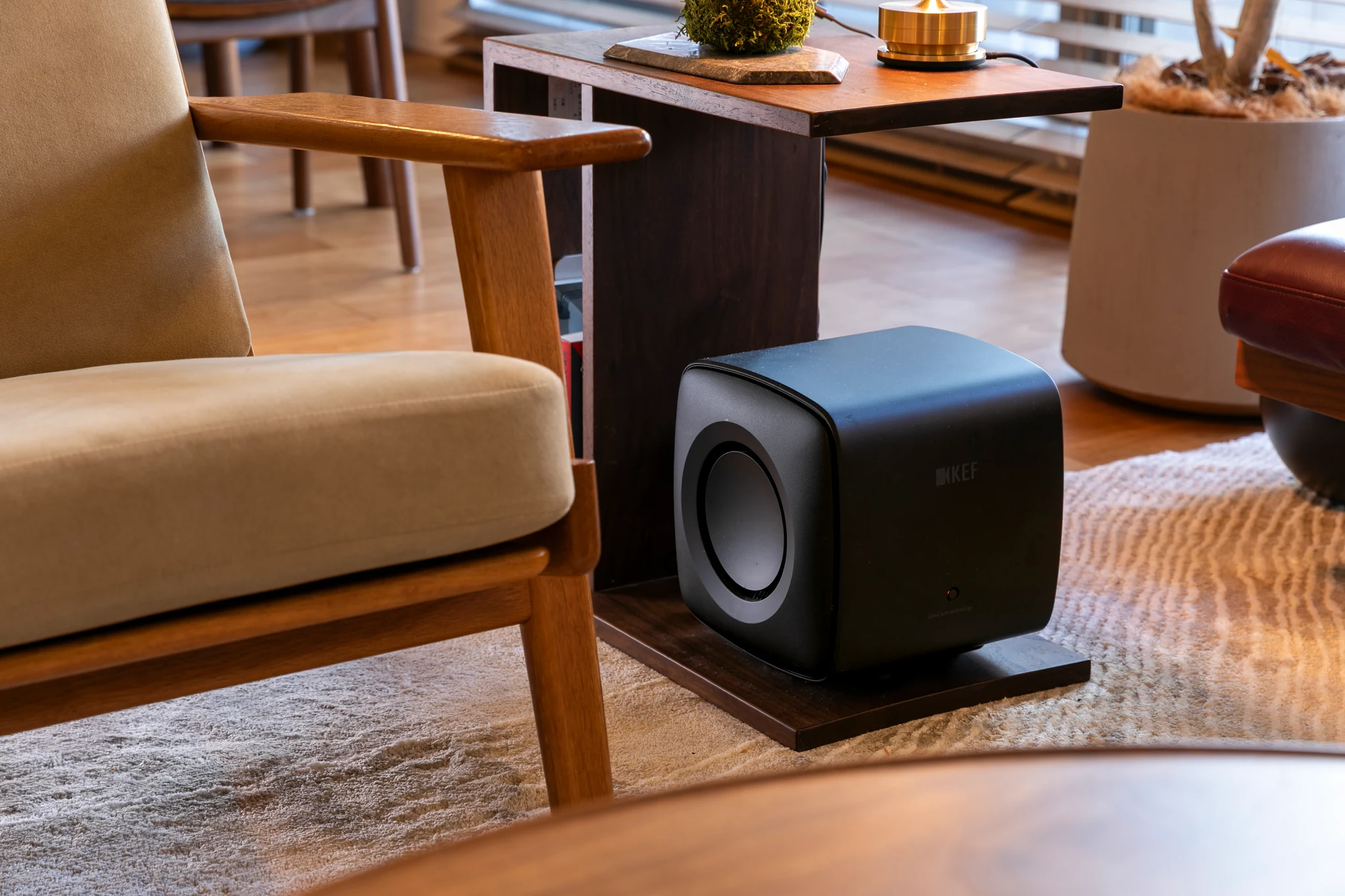 ラウンジチェアの横に収めたKEF KC62サブウーファー